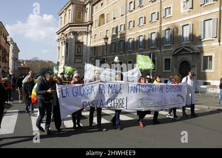 5th marzo 2022 protesta contro la guerra - la gente a Roma Italia si dimostra contro la guerra in Ucraina. Foto Stock