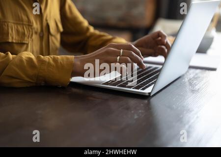 Dipendente africano femminile che lavora al laptop, digitando sulla tastiera Foto Stock