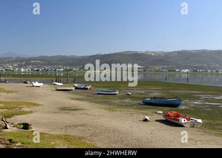 Le barche sulla spiaggia al Knysna Boat Club durante la bassa marea Foto Stock