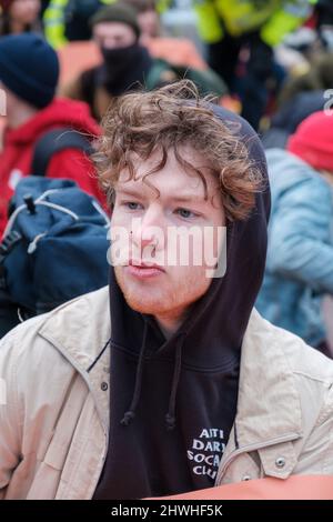 Youth Climate Swarm protesta contro l'uso del petrolio attraverso Londra, facendo soste a vari incroci principali nel centro della città Foto Stock