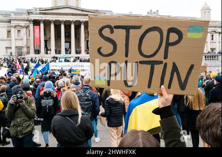 Londra, Regno Unito. 5 marzo 2022. Protesta contro l'aggressione russa in Ucraina. Centinaia di manifestanti si riuniscono in Trafalgar Square per porre fine alle ostilità russe Foto Stock