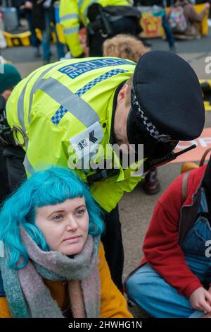 Youth Climate Swarm protesta contro l'uso del petrolio attraverso Londra, facendo soste a vari incroci principali nel centro della città Foto Stock