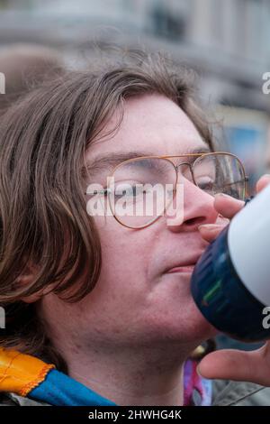 Youth Climate Swarm protesta contro l'uso del petrolio attraverso Londra, facendo soste a vari incroci principali nel centro della città Foto Stock