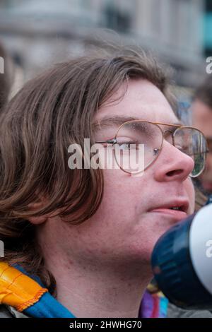 Youth Climate Swarm protesta contro l'uso del petrolio attraverso Londra, facendo soste a vari incroci principali nel centro della città Foto Stock