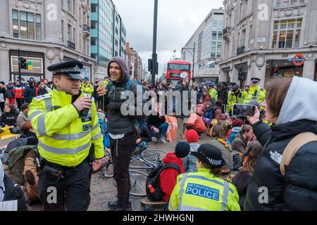 Youth Climate Swarm protesta contro l'uso del petrolio attraverso Londra, facendo soste a vari incroci principali nel centro della città Foto Stock