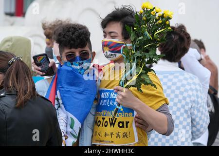 Taipei, Taiwan. 06th Mar 2022. Un manifestante tiene un girasole durante una protesta contro l'invasione militare russa dell'Ucraina nella Piazza della libertà a Taipei. (Foto di Walid Berrazeg/SOPA Images/Sipa USA) Credit: Sipa USA/Alamy Live News Foto Stock