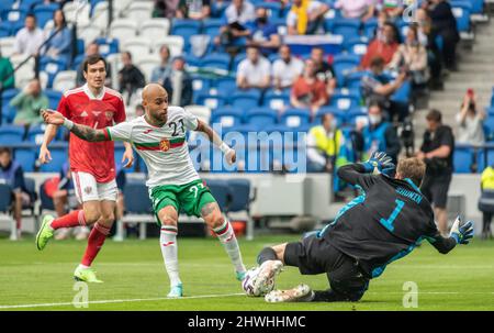 Mosca, Russia – 5 giugno 2021. La nazionale bulgara di calcio Winger Momchil Tsvetanov contro il portiere russo Anton Shunin durante il fr Foto Stock