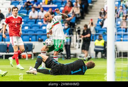 Mosca, Russia – 5 giugno 2021. La nazionale bulgara di calcio Winger Momchil Tsvetanov contro il portiere russo Anton Shunin durante il fr Foto Stock