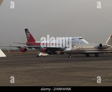 Abuja, Nigeria. 6th marzo 2022. Gli studenti nigeriani evacuati dall'Ucraina tornano a casa. Arrivarono all'aeroporto internazionale Nnamdi Azikiwe, Abuja. Sono il primo gruppo di 411 nigeriani che fuggono dalla guerra in corso. Più di 14.000 cittadini nigeriani erano conosciuti per essere in Ucraina. Molti sono fuggiti, alcuni ora si chiedono se potranno mai tornare. Credit: Majority World CIC/Alamy Live News Foto Stock