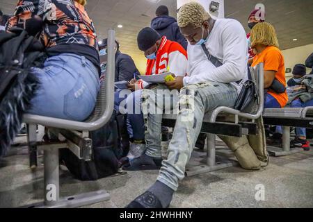 Abuja, Nigeria. 6th marzo 2022. Gli studenti nigeriani evacuati dall'Ucraina tornano a casa. Arrivarono all'aeroporto internazionale Nnamdi Azikiwe, Abuja. Sono il primo gruppo di 411 nigeriani che fuggono dalla guerra in corso. Più di 14.000 cittadini nigeriani erano conosciuti per essere in Ucraina. Molti sono fuggiti, alcuni ora si chiedono se potranno mai tornare. Credit: Majority World CIC/Alamy Live News Foto Stock