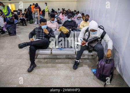 Abuja, Nigeria. 6th marzo 2022. Gli studenti nigeriani evacuati dall'Ucraina tornano a casa. Arrivarono all'aeroporto internazionale Nnamdi Azikiwe, Abuja. Sono il primo gruppo di 411 nigeriani che fuggono dalla guerra in corso. Più di 14.000 cittadini nigeriani erano conosciuti per essere in Ucraina. Molti sono fuggiti, alcuni ora si chiedono se potranno mai tornare. Credit: Majority World CIC/Alamy Live News Foto Stock