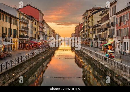 Naviglio Canal, Milano, Lombardia, Italia al crepuscolo. Foto Stock