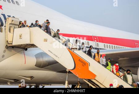 Abuja, Nigeria. 6th marzo 2022. Gli studenti nigeriani evacuati dall'Ucraina tornano a casa. Arrivarono all'aeroporto internazionale Nnamdi Azikiwe, Abuja. Sono il primo gruppo di 411 nigeriani che fuggono dalla guerra in corso. Più di 14.000 cittadini nigeriani erano conosciuti per essere in Ucraina. Molti sono fuggiti, alcuni ora si chiedono se potranno mai tornare. Credit: Majority World CIC/Alamy Live News Foto Stock