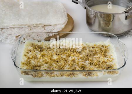 Dessert lattiginoso Gullac, preparazione con latte e noci, uno dei cibi simbolici del mese tradizionale del Ramadan Foto Stock