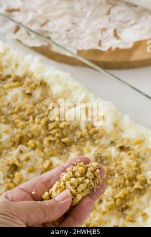 Dessert lattiginoso Gullac, preparazione con latte e noci, uno dei cibi simbolici del mese tradizionale del Ramadan Foto Stock