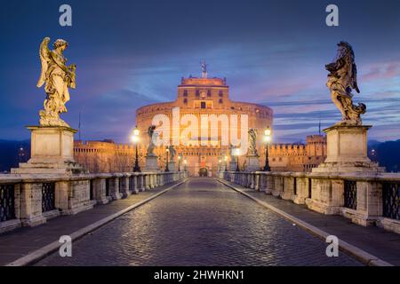 Roma, Italia a Castel Sant'Angelo al crepuscolo. Foto Stock