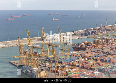 BARCELLONA, SPAGNA-5 MARZO 2022: Porto di Barcellona, porto container, vista aerea. Foto Stock
