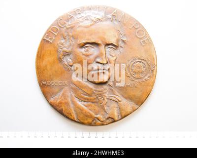 Medaglione che commemora il ritratto centenario di Edgar Allan PoE. Artista: Sconosciuto Foto Stock