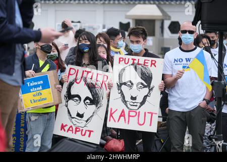 Taipei, Taiwan. 06th Mar 2022. I manifestanti hanno dei segnali che esprimono la loro opinione durante una protesta contro l'invasione militare russa dell'Ucraina nella Piazza della libertà di Taipei. Credit: SOPA Images Limited/Alamy Live News Foto Stock