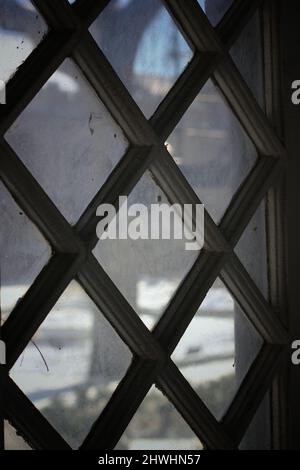 Una vista attraverso una finestra gotica medievale all'esterno. Foto Stock