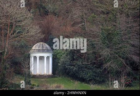 Il Tempio di Milton presso l'Anfiteatro nel Parco del Monte Edgcumbe, sulla Peninusla di Rame in Cornovaglia. Foto Stock