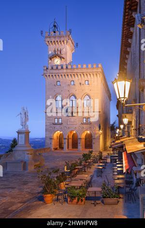 Piazza della Liberta a San Marino al crepuscolo. Foto Stock