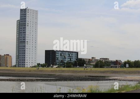 lo skyline di terneuzen lungo il viale dietro la palude di sale con marea in estate Foto Stock