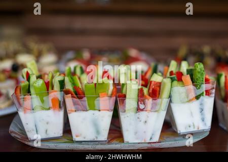 Il buffet alla reception. Assortimento di canapes su tavola di legno. Servizio banchetti. Catering, spuntini con diversi tipi di formaggio e carne. Parte C Foto Stock