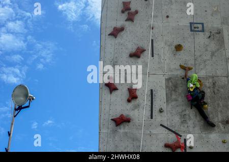 (220306) -- SOUTH TANGERANG, 6 marzo 2022 (Xinhua) -- una ragazza si arrampica durante un concorso regionale di arrampicata su muro per studenti di età compresa tra 7 e 12 anni a South Tangerang nella provincia di Banten, Indonesia, 6 marzo 2022. (Foto di Agung Kuncahya B./Xinhua) Foto Stock