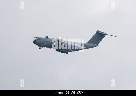 L'Aeronautica militare tedesca alla base aerea di Wunstorf vicino Hannover in Germania. Airbus A400M Atlas turboprop velivolo di trasporto militare in volo. Foto Stock
