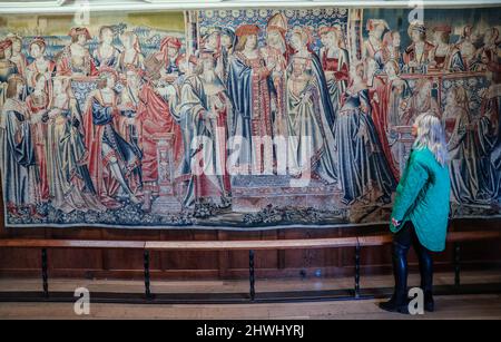 Kent Edenbridge, UK 06 marzo 2022 Castello di Hever 'diventare Anna', commemorando il 500th anniversario dell'arrivo epocale di Anne Boleyn alla Corte di Enrico VIII.arazzo da cerimonia nuziale, per tradizione questo arazzo raffigura il matrimonio di Maria Tudor, Regina di Francia a Re Luigi XII, Ed evento a cui hanno partecipato Mary ed Anne Boleyn, apertura 4 marzo. Paul Quezada-Neiman/Alamy Live News Foto Stock