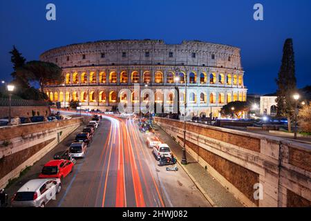 Roma, Italia al Colosseo di notte. Foto Stock