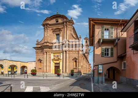 Fossano, Cuneo, Italia - 06 marzo 2022: Chiesa parrocchiale di San Filippo (18th sec.) in piazza Aldo Nicolaj con il portico e gli edifici Foto Stock