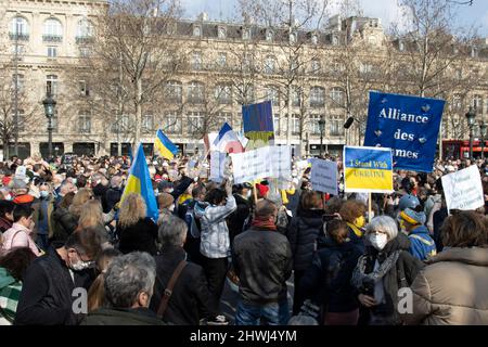 03/05/2022 - Parigi - dimostrazione contro l'invasione russa dell'Ucraina Foto Stock