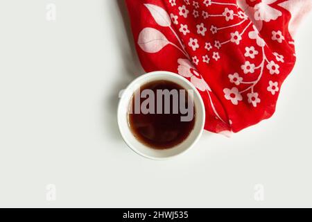 Tazza di tè di mele isolato su colorato tavolo panno vista dall'alto su sfondo grigio Foto Stock