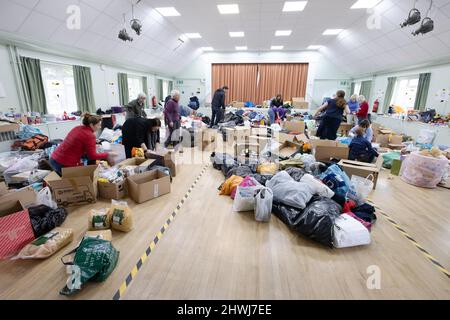 Aiuto Ucraina - carità di guerra; volontari che ordinano le donazioni di aiuto caritativo per i rifugiati Ucraina, la guerra Ucraina Russia 2022, Great Shelford Cambridge UK Foto Stock