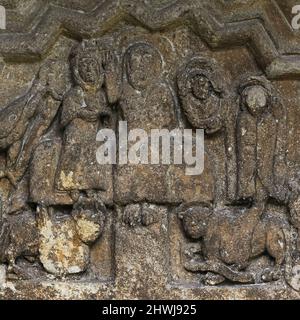 Santa Maria è incoronata da suo figlio, Gesù Cristo, come la Regina del Cielo in questo dettaglio quadrato di una scultura romanica del 12th secolo ritenuta essere il primo esempio d'Europa di un'opera d'incoronazione della Vergine. È scolpito in pietra di Cotswold sulla chiesa parrocchiale di St Swithin a Quenington, Gloucestershire, Inghilterra, Regno Unito. Foto Stock