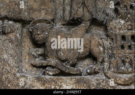 Simbolo del leone alato di San Marco - uno dei quattro simboli degli Evangelisti che circondano il primo esempio d'arte europea dell'incoronazione della Vergine, scolpito in pietra di Cotswold a Quenington, Gloucestershire, Inghilterra, Regno Unito. Foto Stock