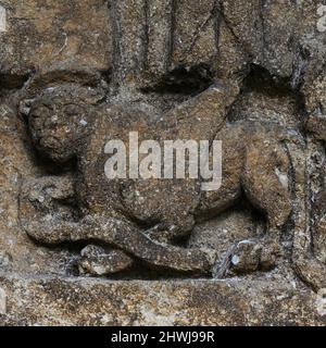 Leone alato simbolo di San Marco - uno dei quattro emblemi degli Evangelisti che circondano il primo esempio d'Europa di un'opera d'incoronazione della Vergine, scolpita in pietra di Cotswold a Quenington, Gloucestershire, Inghilterra, Regno Unito. Foto Stock