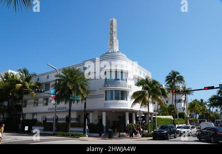 Miami Beach, Florida, U.S.A - 18 febbraio 2022 - l'Essex House Hotel su Collins Avenue Foto Stock