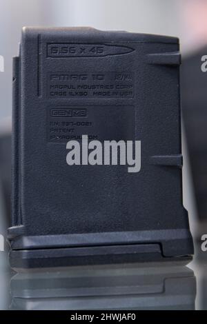 Norimberga, Germania. 03rd Mar 2022. Una rivista (calibro 5.56x45 mm) del produttore statunitense di accessori per armi da fuoco Magpul è in mostra alla fiera IWA OutdoorClassics per la caccia, gli sport di tiro, gli sport all'aperto e la sicurezza. Credit: Daniel Karmann/dpa/Alamy Live News Foto Stock