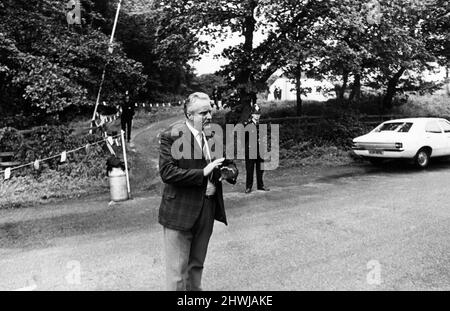 The Saturday Night Strangler, settembre 1973. I sedici anni Geraldine Hughes e Pauline Floyd sono stati trovati uccisi a Llandarcy domenica 16th settembre 1973. Il crimine resterà irrisolto per quasi 30 anni. L'ispettore capo del detective Paul Bethell ha esaminato il caso freddo nel 2000. Nel corso di tre anni, sarebbe diventato il primo detective a identificare un killer attraverso il DNA di suo figlio, il primo a risolvere un crimine che aveva prestato irrisolto per quasi 30 anni, il primo ad esumare un serial killer per dimostrare la sua identità. La nostra foto mostra, Soprintendente Ron Rees, alla scena del crimine, 16th se Foto Stock