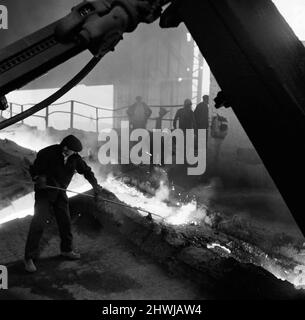 Lo stabilimento di altoforno di Skinningrove, che si chiuderà. 1971. Foto Stock