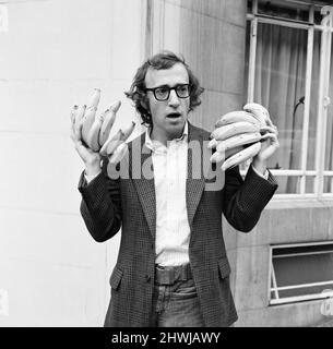 Woody Allen, comico, attore e scrittore, a Londra, per promuovere il suo nuovo film, Bananas, raffigurato all'esterno del Dorchester Hotel, Londra, 21st luglio 1971. Foto Stock