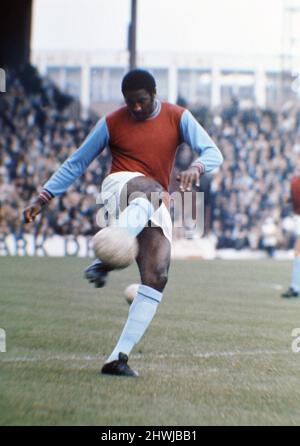 West Ham United, calciatore Clyde Best prima di una partita di campionato. Novembre 1971. Foto Stock