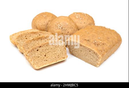 Pezzetti di pagnotte e ciambelle di pane di grano intero cotto in casa su un fondo bianco semplice decorato con semi di sesamo. Foto Stock