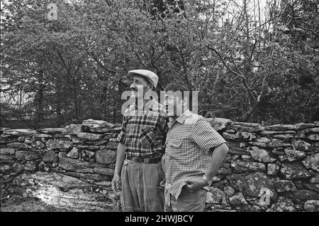 La foto mostra Sherpa Tensing ((a sinistra) e Sherpa Gombu, l'uomo che è stato in Everest due volte. Everest Men at Reunion Foto scattata alla base di allenamento Pen-y-Grwd a Capel Curig, Galles settentrionale. E 'a 20 anni dalla 1953 Everest Climb, con questa riunione in Galles nel maggio 1973 la riunione ha caratterizzato Sitar Gombu, Lord Hunt, Daku Tensing, Sherpa Tensing, Sherpa Gombu, L'uomo che è stato in Everest due volte. Nota: Sir Edmund Hillary non è riuscito a fare questa riunione. Foto scattata il 26th maggio 1973 Foto Stock