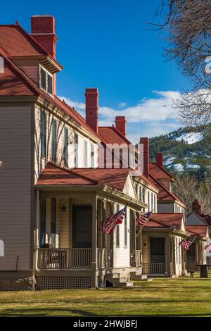 Edifici dell'esercito un tempo utilizzati per la sede degli ufficiali e altre funzioni nel Fort Yellowstone National Historic Landmark nel parco nazionale di Yellowstone, W. Foto Stock