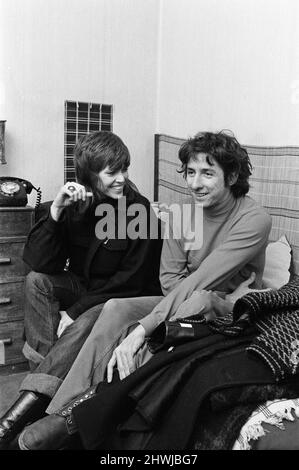 Jane fonda ha ritratto con il suo ragazzo Tom Hayden in una casa di amici a Camden Town. Hayden ha problemi con le autorità di immigrazione dell'aeroporto di Londra. 26th dicembre 1972. Foto Stock