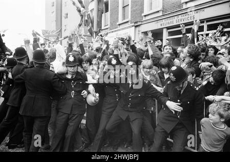 Un trionfante Chelsea FC, torna a casa dopo aver vinto la finale della Coppa delle Coppe europee del 1971 Replay 2-1 contro il Real Madrid nel Pireo, in Grecia. Foto durante la Victory Parade, Fulham, Londra, 22nd maggio 1971. Foto Stock